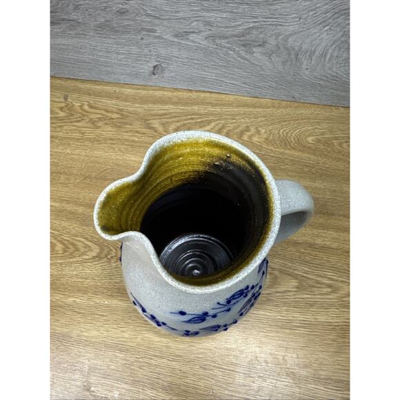 1992 Salmon Falls Salt Glaze Stoneware 2 Qt Pitcher – Blue Berry Vine – 7-3/8” - Picture 8 of 12